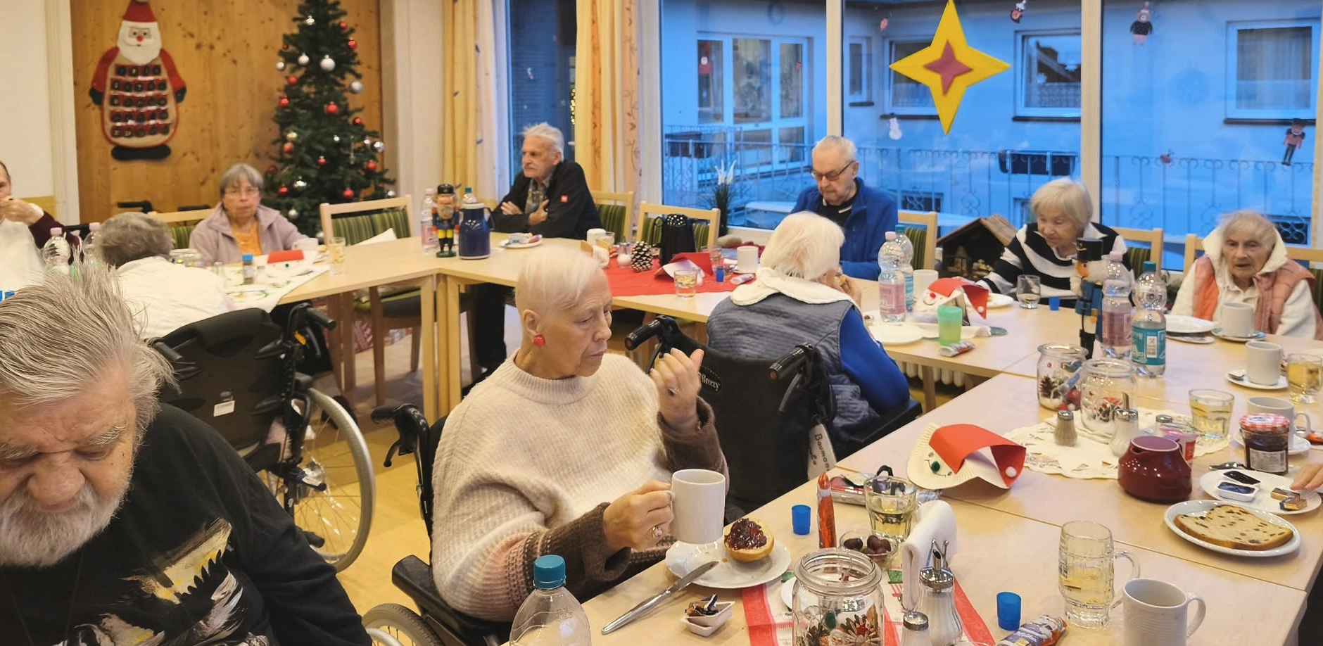Weihnachtskaffee der Bewohner am gedeckten Tisch
