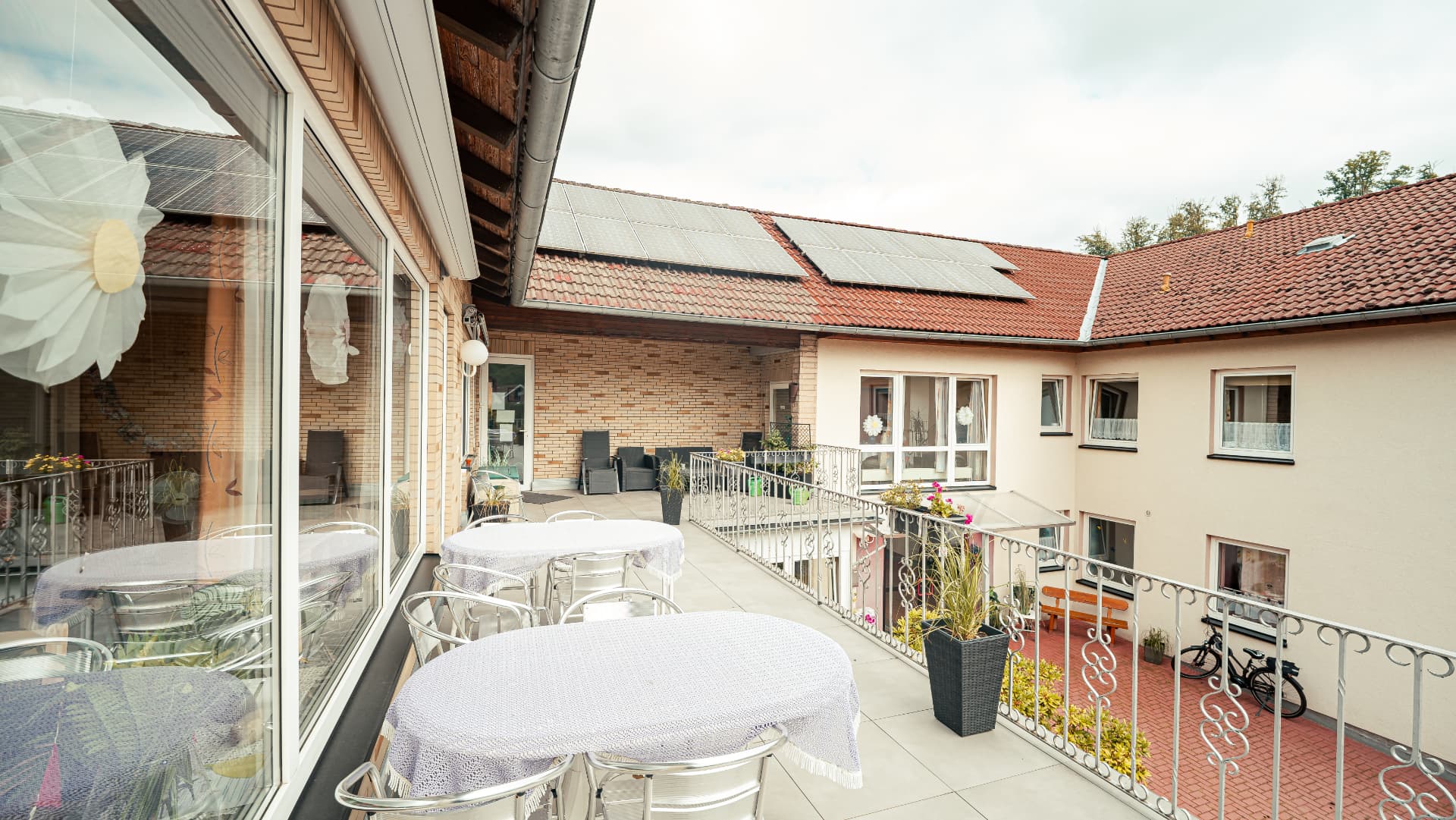Terrasse mit Sitzgelegenheiten