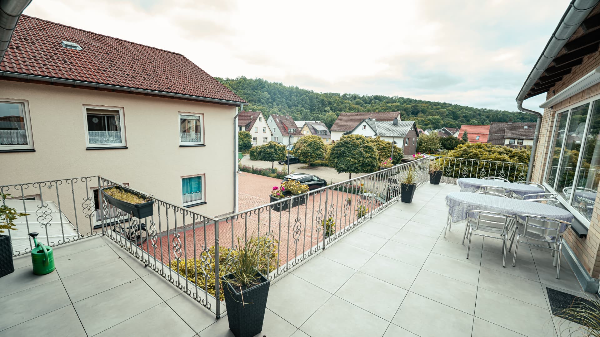 Balkon mit Sitzplätzen und Blick über Bad Lauterberg