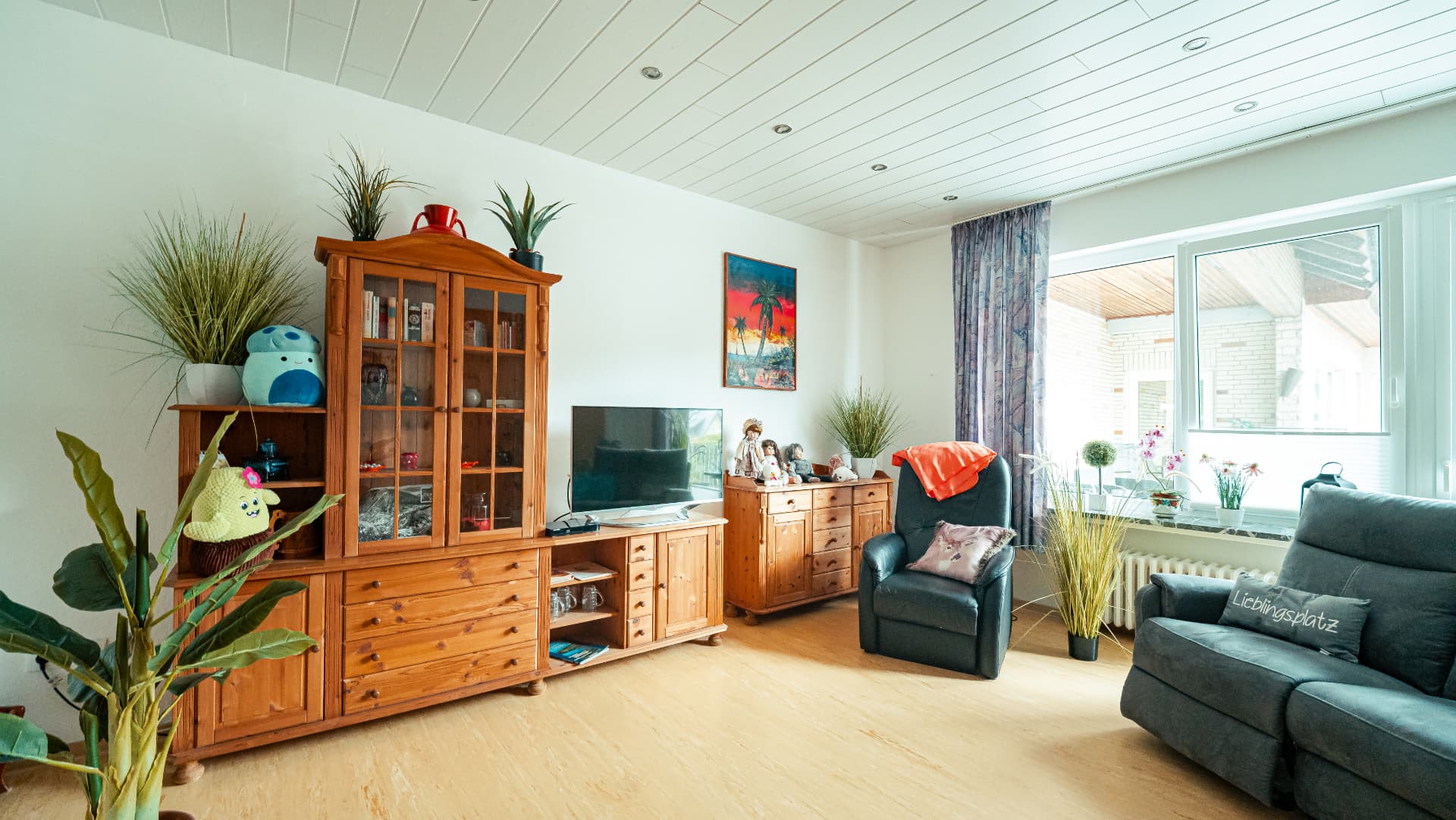 Gemeinschaftsraum mit Sofa, Sessel und Fernseher