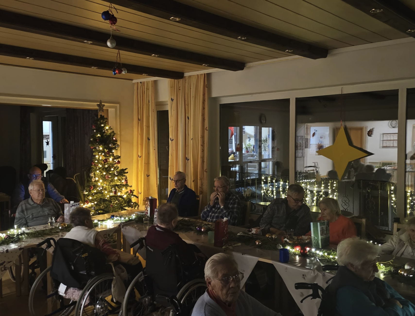 Weihnachtsfeier am Abend mit festlich gedeckter Tafel